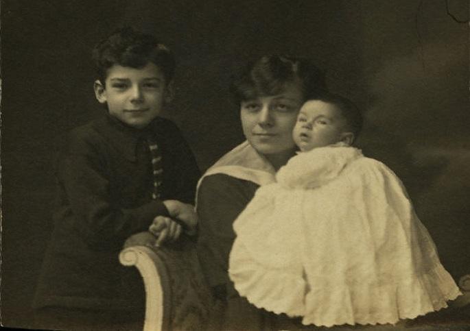 Vera Weizmann with her sons, Benjamin and Michael