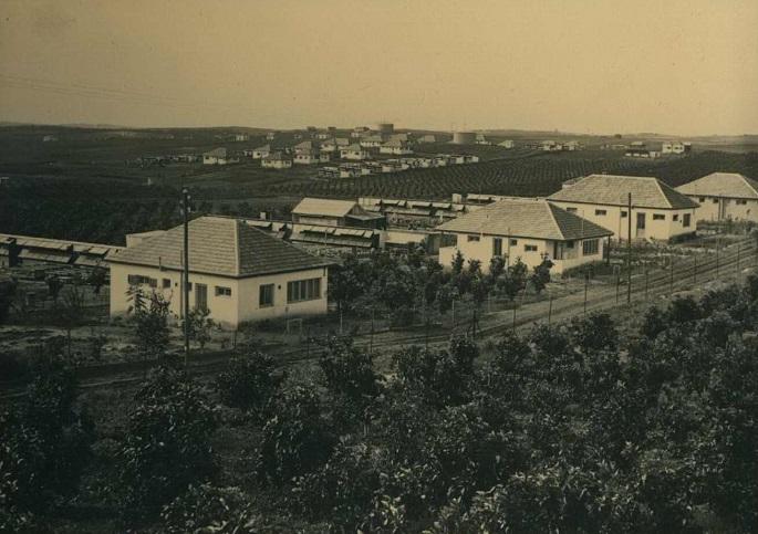 Establishment of Ramot Ha-Shavim by Jewish immigrants from Germany